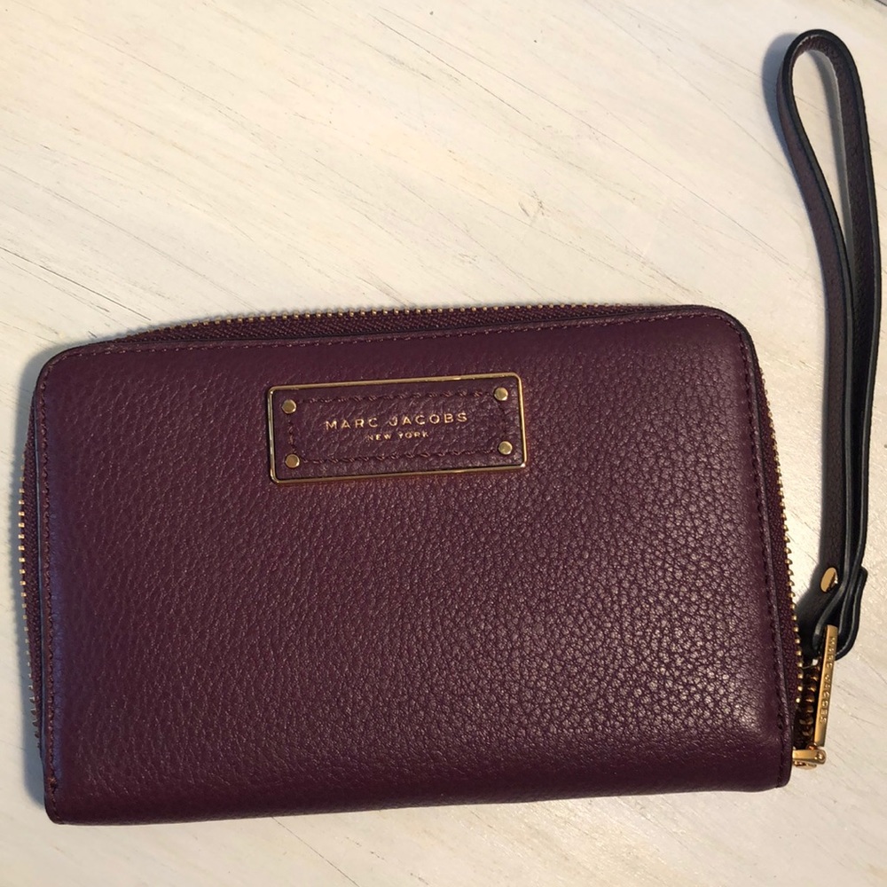 COPY - Marc Jacobs leather zip wristlet card slot plum